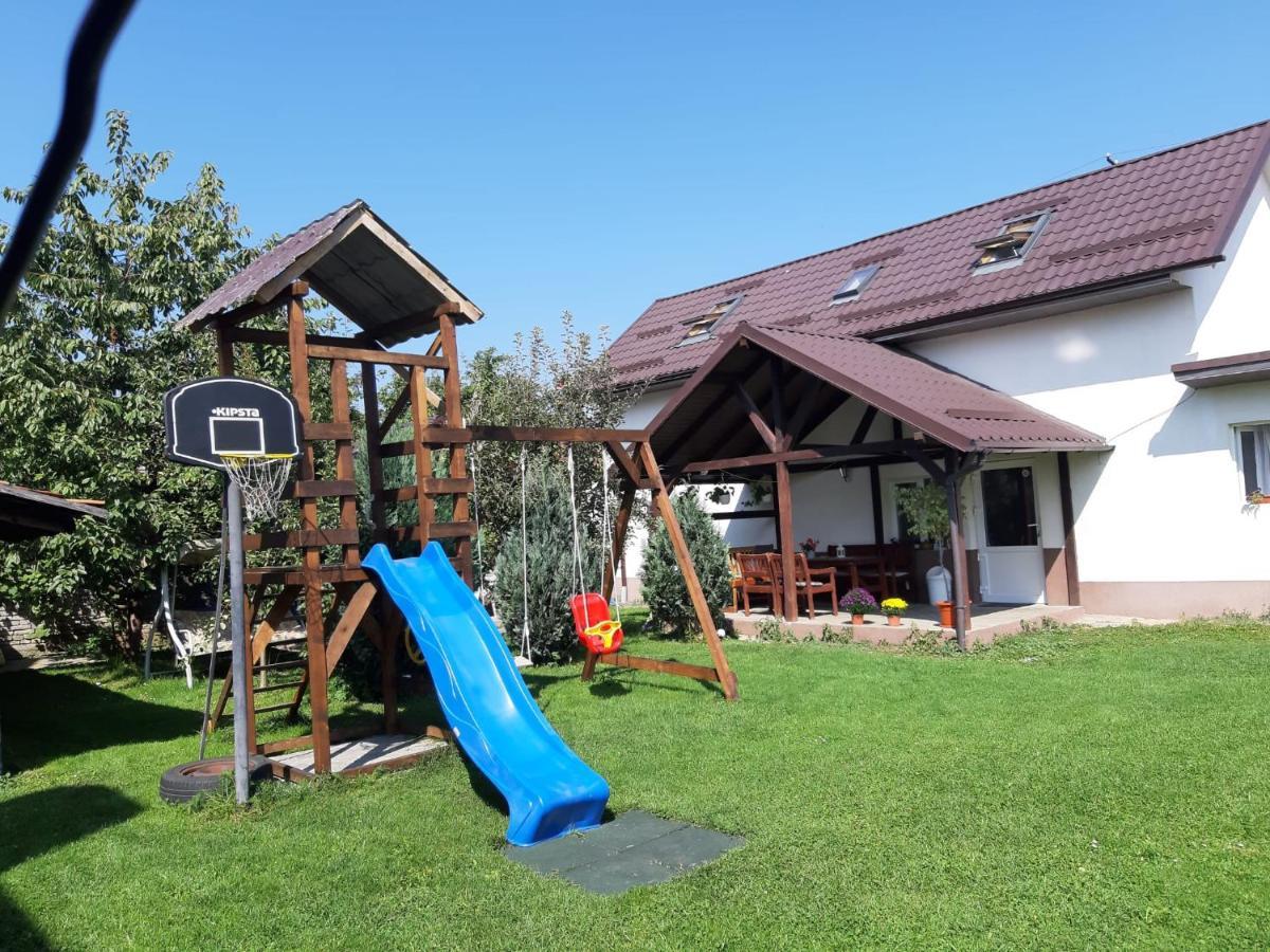 Casa De Oaspeti Laura Rîşnov Kültér fotó