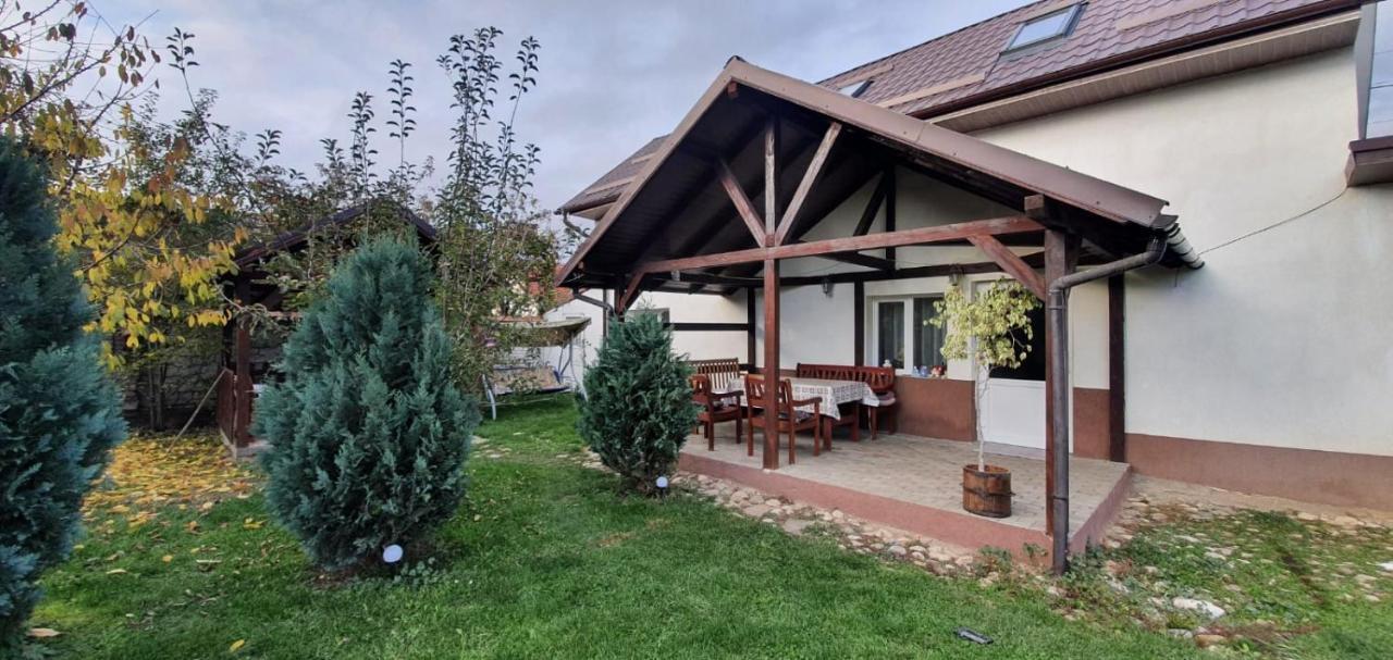 Casa De Oaspeti Laura Rîşnov Kültér fotó