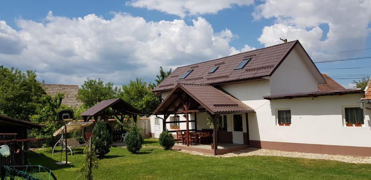 Casa De Oaspeti Laura Rîşnov Kültér fotó